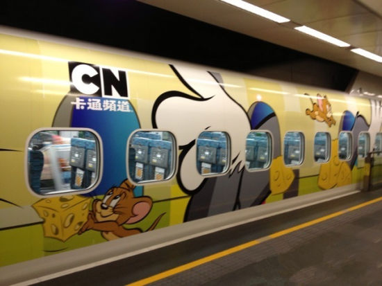 台湾卡通高铁上路 乘客疯狂抢拍合影