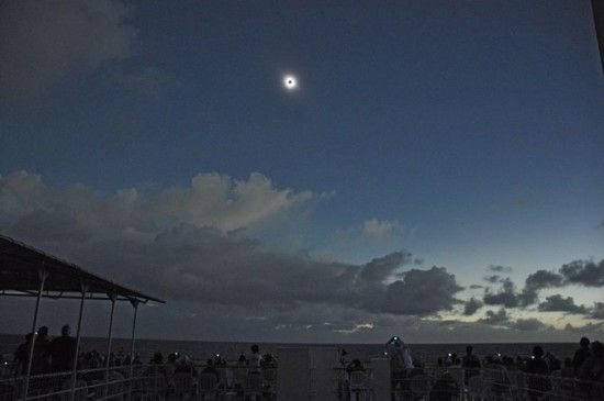 2011年7月,太平洋旅行者们在船上拍摄到的日食景象。 2011年7月,太平洋旅行者们在船上拍摄到的日食景象。