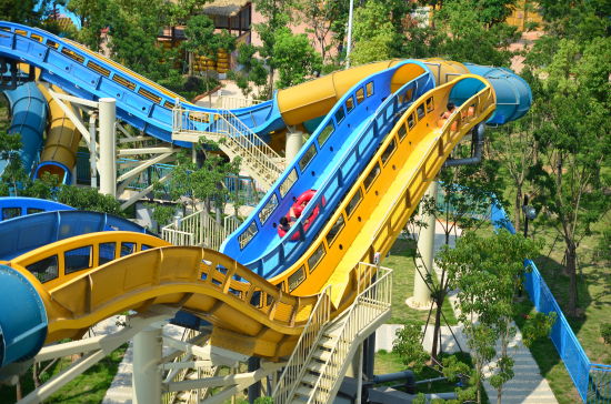 武汉玛雅海滩水公园尝鲜 华中首个“水上过山车”