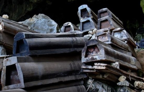 洞穴里层层堆着500个腐烂程度不同的棺材