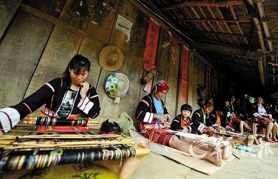 海南的黎族妇女正在编织黎锦。