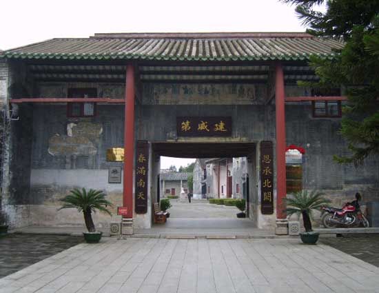 参观刘永福故居 感受英雄的事迹