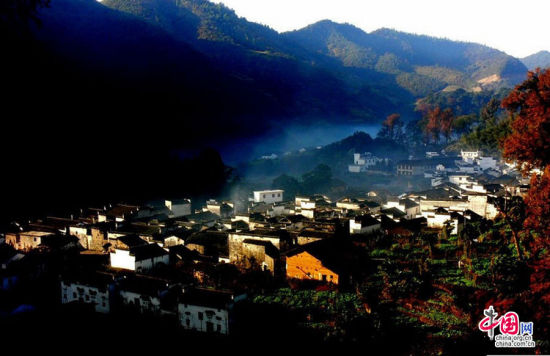 炊烟袅袅升起 但却隔江千万里