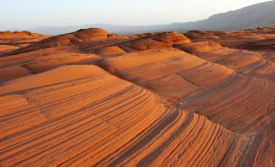陕北靖边波浪谷 亲触神秘地理奇观