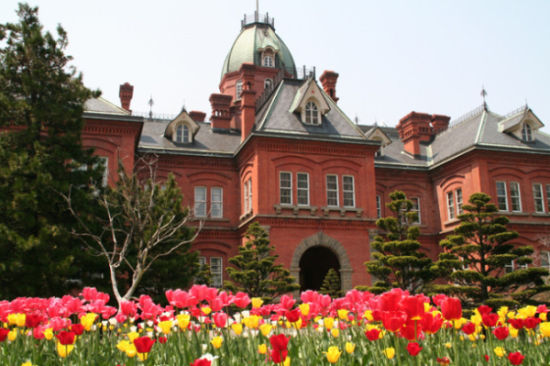 札幌啤酒园创建于1889年,是保存、利用古代建筑物改造而成的红砖建筑,也是札幌最具代表性的啤酒园之一。札幌啤酒园的历史就等于是日本啤酒业的缩影,在这里曾经酿造出出日本第一滴的啤酒。一则是等待试饮啤酒的地方。在了解了札幌啤酒的一系列制造发展过程后,当然会情不自禁的想畅饮一杯。