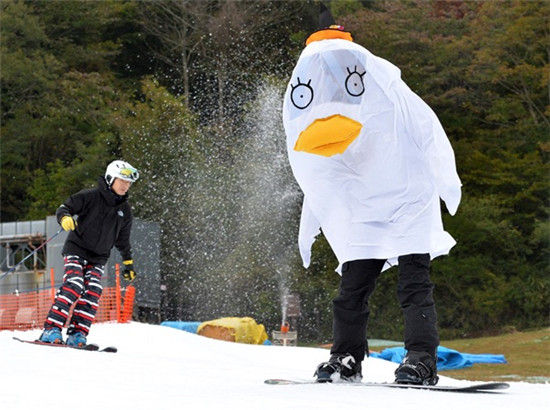 日本富士山滑雪场开业 引大批游客纷纷前往