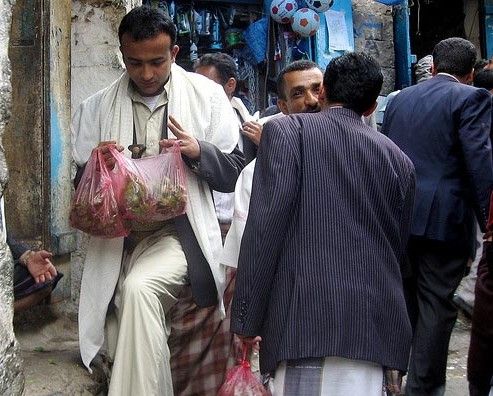 也门人嚼食树叶忘却生活的艰难