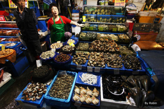 卖海鲜的阿姨。