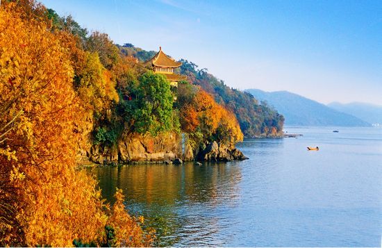 鼋头渚的美丽景致,很早以前就被人们所向往。萧梁时,此地建有广福庵,为南朝四百八十寺,多少楼台烟雨中的一处。明初,太湖春涨被列为无锡八景之一。明末,东林党首领高攀龙常来此踏浪吟哦,留有鼋头渚边濯足遗迹。文人雅士咏唱之作颇多。清末无锡知县廖伦在临湖峭壁上题书包孕吴越和横云两处摩崖石刻,既赞美了太湖的雄伟气势和孕育吴越两地的宽阔胸怀,也蕴涵了对此地风光尽纳吴越山水之美的中肯评价。(来源:新浪博客 作者:阿当江南) 明代以前,鼋头渚已为人们所向往。茂林修竹、悬崖峭壁、摩崖石刻、同