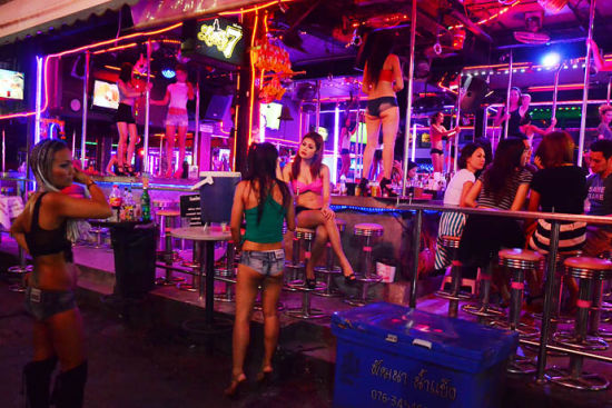 <em>泰妹</em>太媚艳舞当街跳 泰国普吉岛的魅惑之夜 _