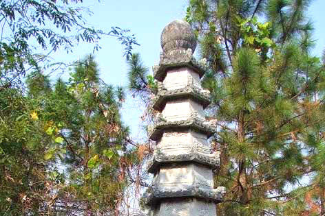 板麦村石塔位于崇左县城东南八公里江州乡板麦村山坡