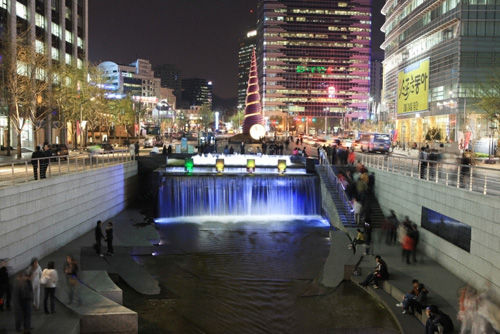 购物达人在韩国 伴随首尔美丽夜景的夜间购物
