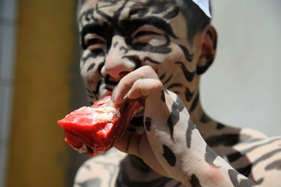 扮老虎吃生肉跳于菟 青海热贡的奇风异俗