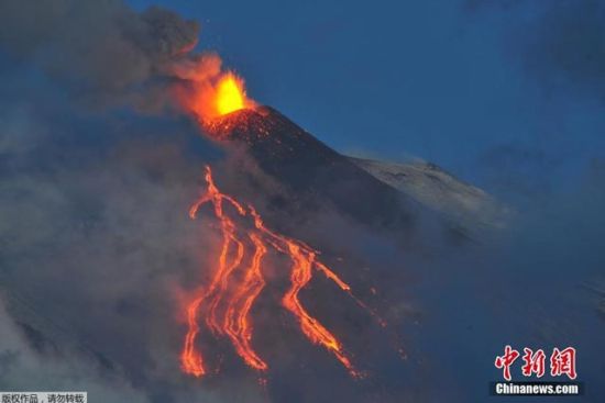 意大利埃特纳火山喷发 熔岩迸发场面壮观