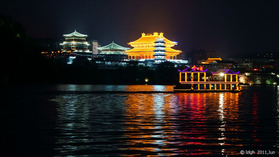 柳州文庙金碧辉煌渲染柳江风光