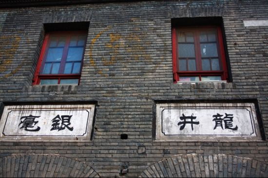 洒家去过不少古城古镇,如西塘、周庄、同里、磁器口、上海和宁波的城隍庙等,看到的都是差不多的情景。无非是有几座状元进士官老爷的宅邸,供几个早无后人的牌位;有几条开满商铺的街道,卖着全国都能见到的小商品;有几尊神像,在清冷香火中飘摇。当地的小吃和特产或当街制作,或坐店等候,于洒家这样不懂美食的人而言,丝毫提不起兴趣。
