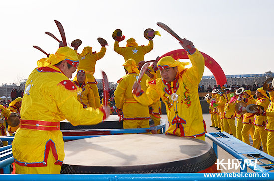 河北栾城鼓王争霸开赛 比鼓艺争霸主闹新春