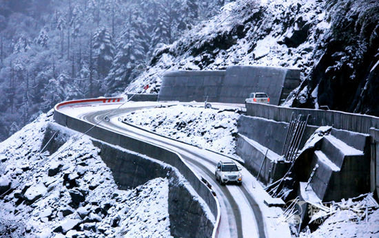 西藏墨脱公路迎来“雪崩期”建议游客适当延期进入_新浪旅游_新浪网