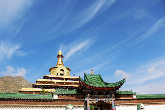 实拍壮丽的九色甘南金碧辉煌的贡唐宝塔