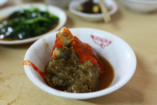 烧肉粽是我在泉州小吃中的最爱了,作为一个东北人,其实很难接受肉粽