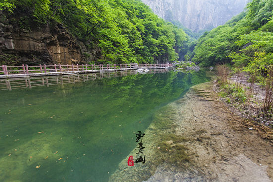 欣赏幽潭美丽风景品尝山间不老泉水