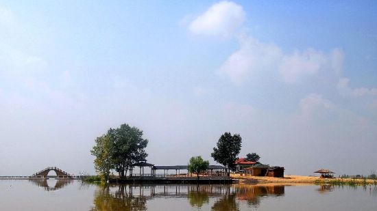 民主湿地