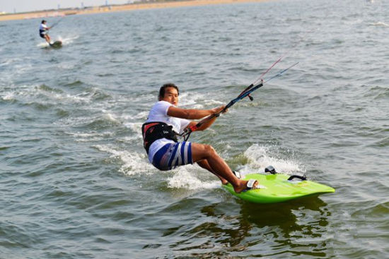 2014国际风筝冲浪顶级赛事在潍坊滨海区举行
