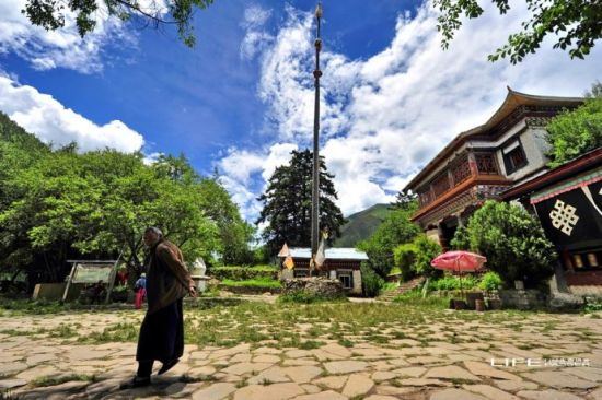 绿色的巴松措，千年的措宗寺