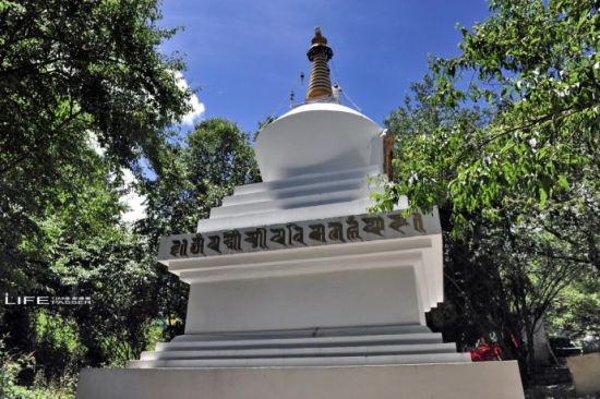 绿色的巴松措，千年的措宗寺