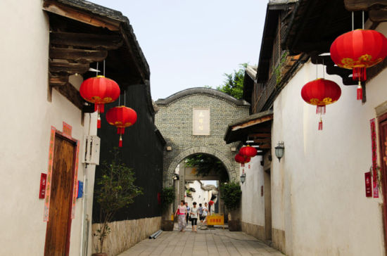 南后街沿西侧依次是“三坊”—— 衣锦坊、文儒坊、光禄坊。(来源：新浪博客/荷塘月色)