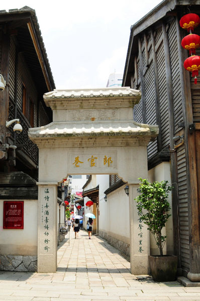 南后街沿东侧依次是“七巷”—— 杨桥巷、郎官巷、安民巷、黄巷、塔巷、宫巷、吉庇巷。