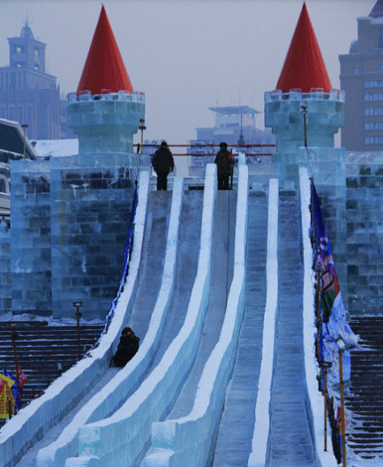 哈尔滨冬季高人气户外活动之滑滑梯(组图)