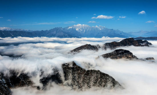 中国最大的观景平台 牛背山