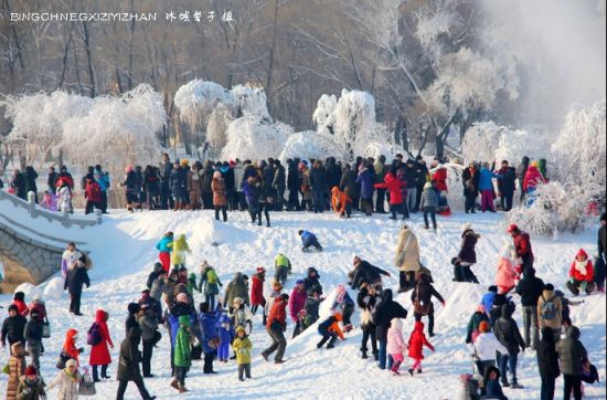 哈尔滨人冬季抗寒妙招:冰雪景区里疯玩