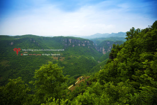 九路寨地处荆山腹地,位于湖北省保康县西南边陲,三面悬崖,一面与外相连,古时只有九条小路靠青藤、绳索攀岩上下,因此而得名。与神农架、远安、兴山毗邻,最高海拔1426米。九路寨景区集峰、林、洞、瀑、河于一体,山水秀美、风景如画,堪称现代世外桃源。其间山脉纵横、沟谷相连,山峰耸峙,溪涧回环,奇峰与幽谷互为映衬,飞瀑与林海相伴生辉,被喻为一沟两扁五条冲,巍巍山寨九路通,七河三瀑一线天,托起青狮白象峰。 新浪旅游配图:襄阳九路寨 图片来源:@襄樊咩咩羊