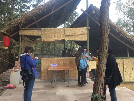 摘完草莓吃柴火鸡 南川洼地农庄里的乡村生活