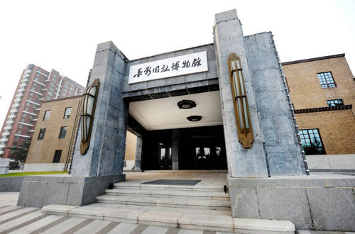 60岁以上的爸妈在子女陪同下免费游老长影