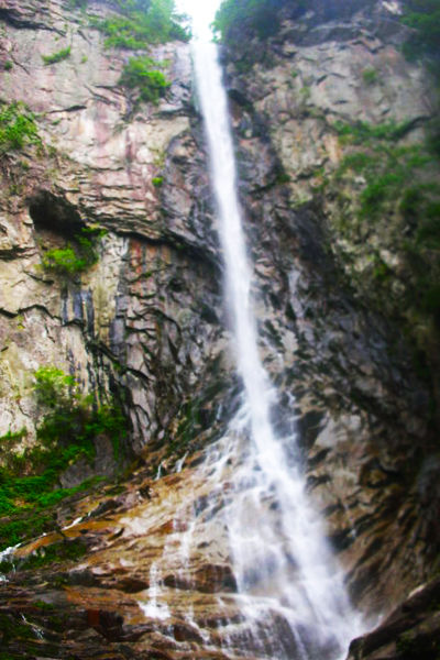 中国 安徽 正文   大别山瀑布群景区位于龙井峡景区,峡谷的长度在两