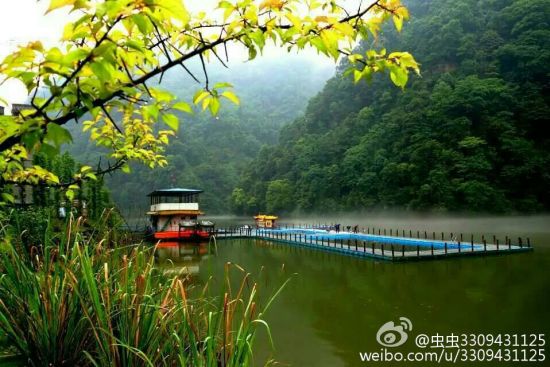 正文   从土地岩回到游客中心,四面山大酒店临湖而建,这里就是龙潭湖