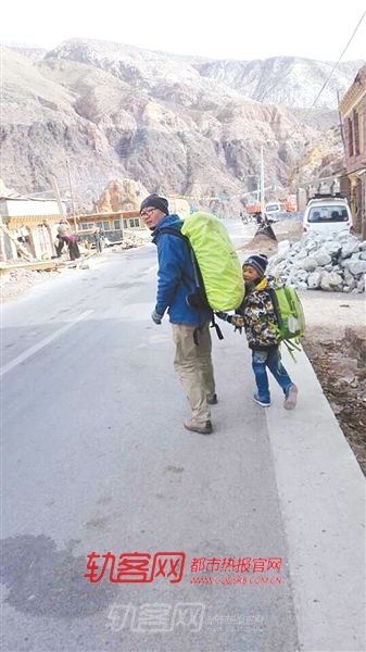 6岁重庆娃带着爸爸 从拉萨搭顺风车到四川