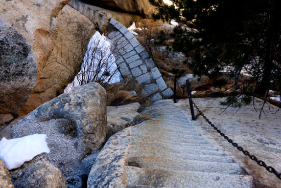 鹞子翻身:在华山东峰,是通往下棋亭的必由之路,为华山著名的险道之一