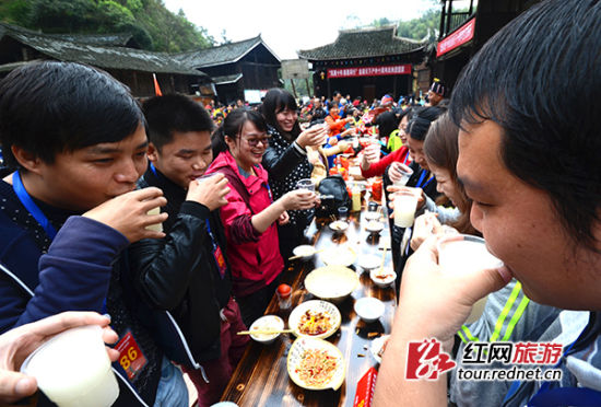 大口吃美食,大碗喝米酒.