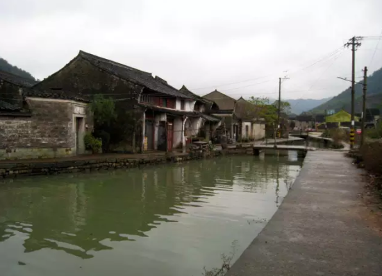 目前,东钱湖环湖有九个古村,5000余村民.