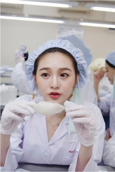 燕之屋女神体验燕窝挑毛 感叹碗燕来之不易