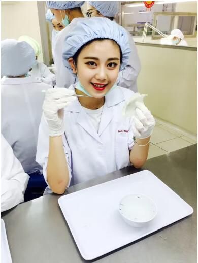 美女们头昏眼花,费力挑毛过后,每个人都信心十足的把自己调好的燕窝