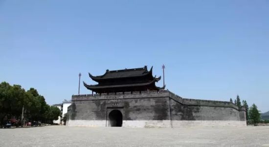 西门   癸丑之三月晦,自宁海出西门.