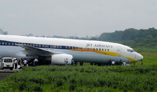 图文:捷特航空客机在孟加拉国首都机场滑出跑