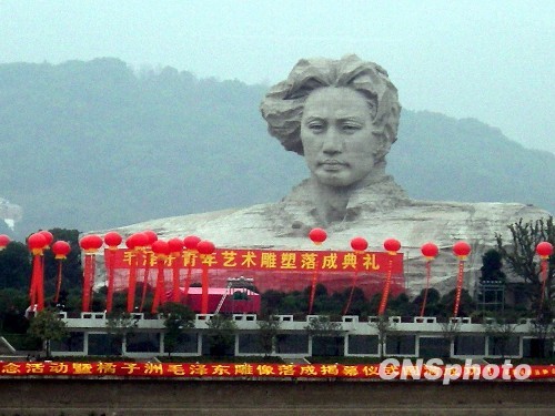 毛泽东青年艺术雕塑在湖南长沙市橘子洲景区正式揭幕。中新社发白祖偕 摄