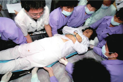 伤者被抬进医院