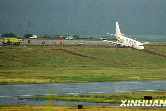 16日委内瑞拉一架波音飞机在着陆时冲出跑道